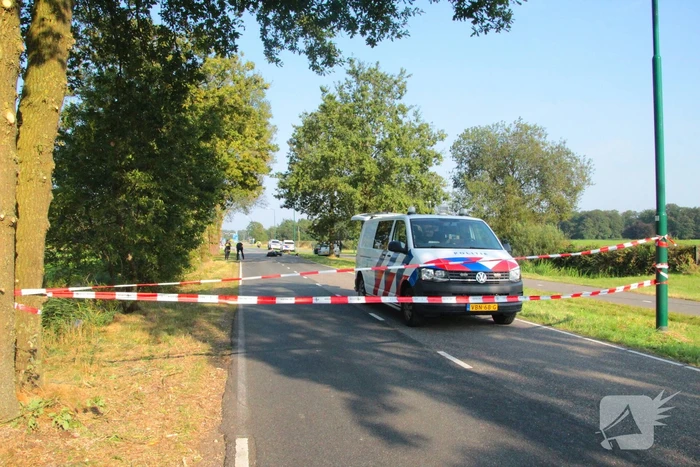 Traumahelikopter ingezet na botsing tussen motor en auto
