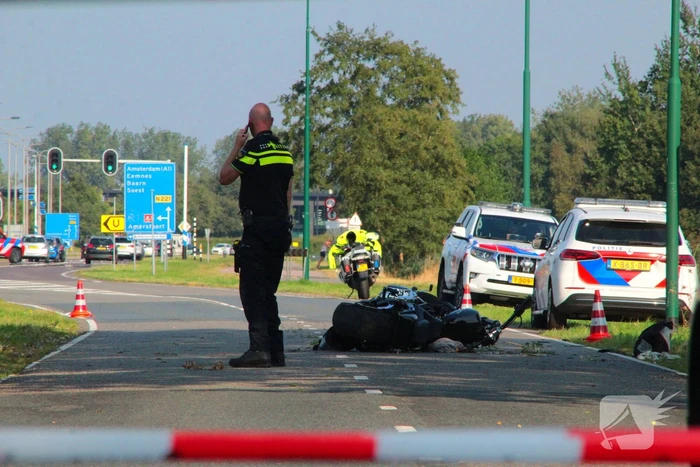 Traumahelikopter ingezet na botsing tussen motor en auto