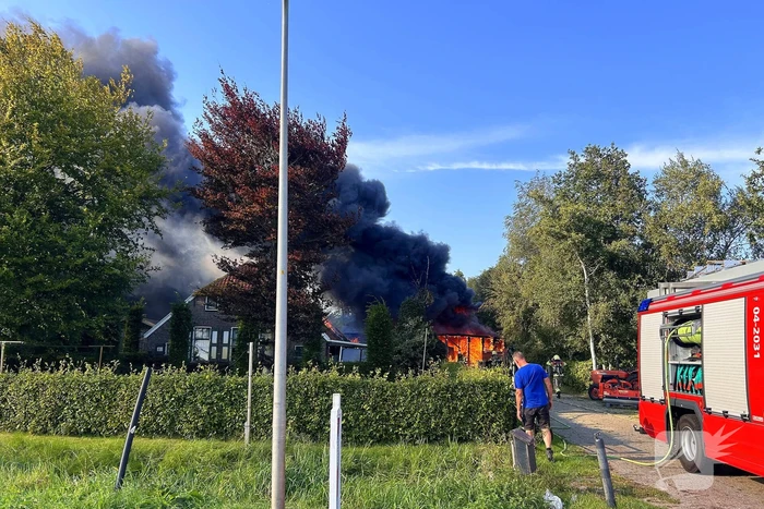 Schuur volledig in brand