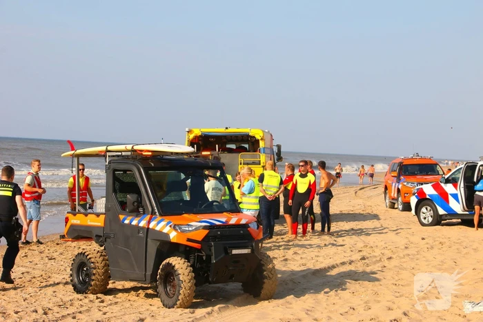 Vier personen in zee in problemen