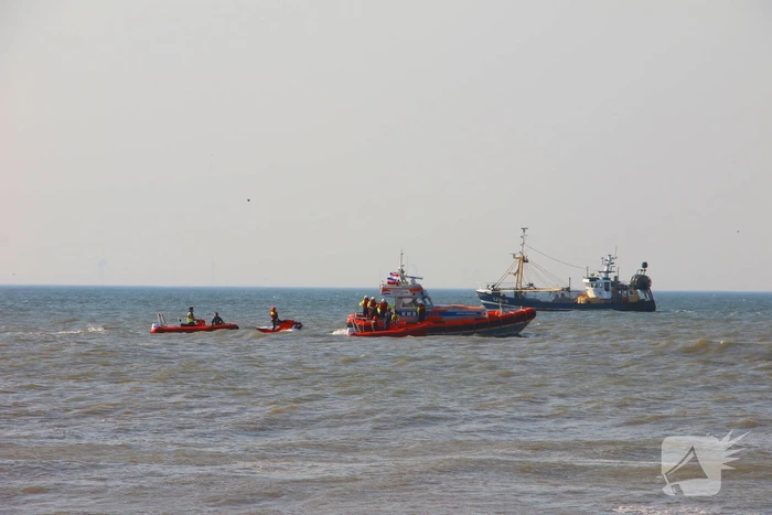 Vier personen in zee in problemen