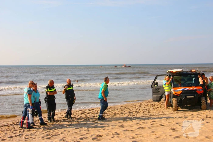 Vier personen in zee in problemen