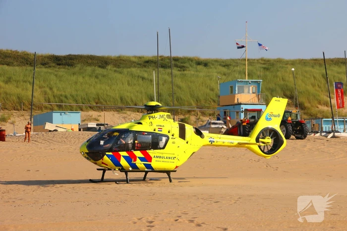 Vier personen in zee in problemen
