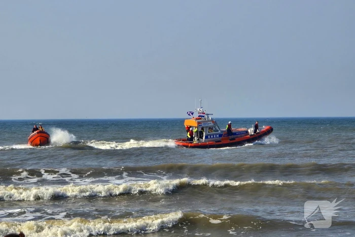 Vier personen in zee in problemen