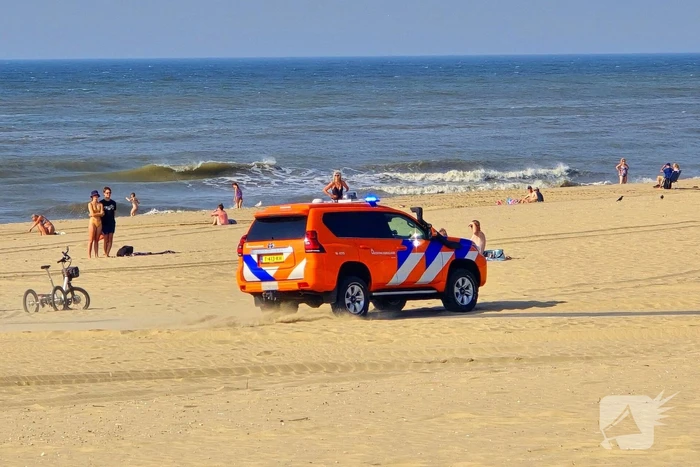 Vier personen in zee in problemen