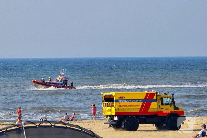 Vier personen in zee in problemen