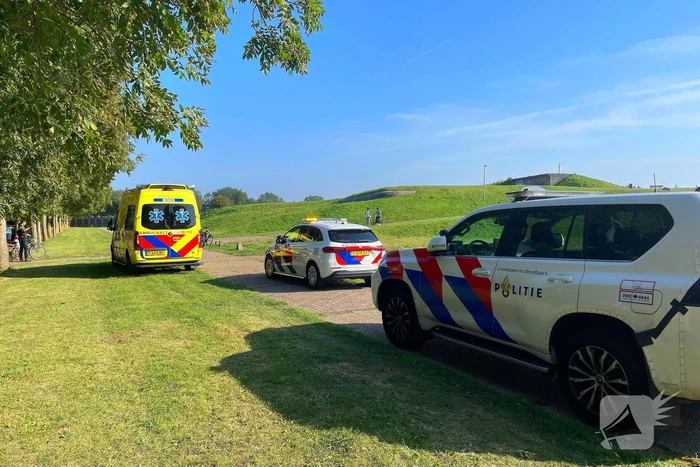 Meerdere personen mishandelen persoon in park