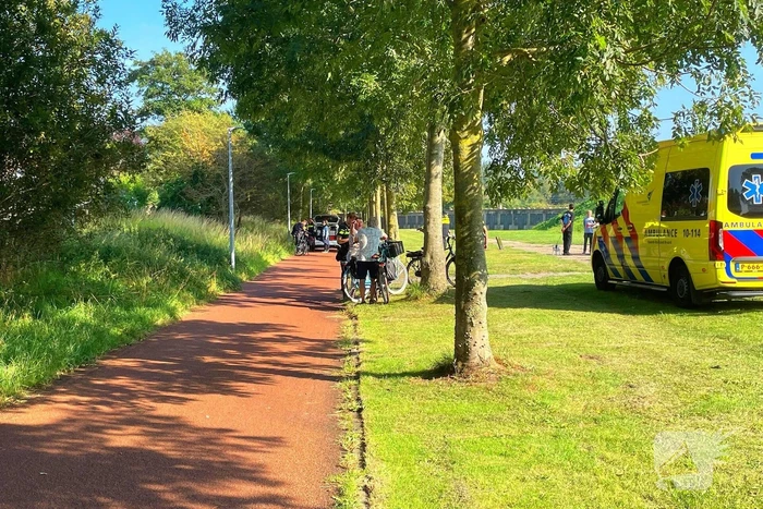 Meerdere personen mishandelen persoon in park