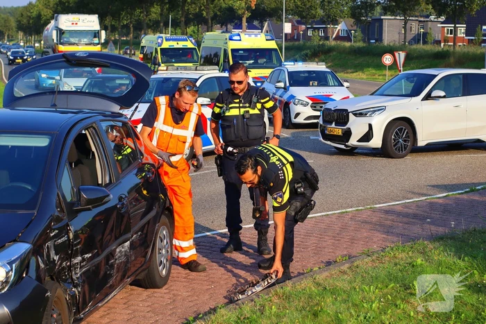 Meerdere personen nagekeken bij aanrijding op rotonde