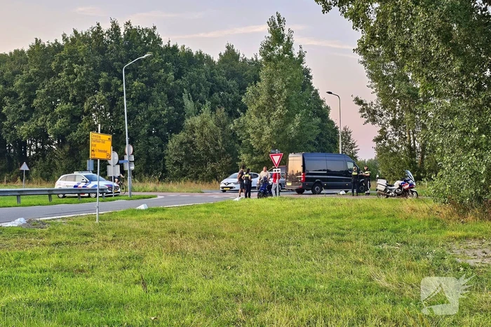 Scooterrijder en bestelbus met elkaar in botsing