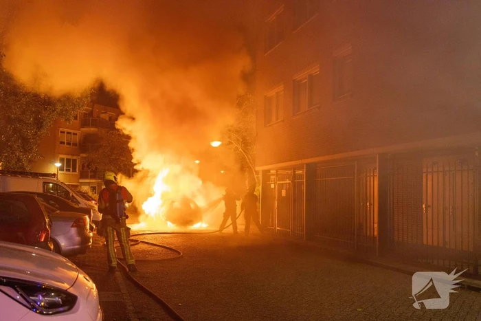Brand verwoest auto en beschadigt appartementencomplex