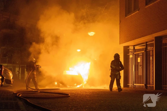 Brand verwoest auto en beschadigt appartementencomplex