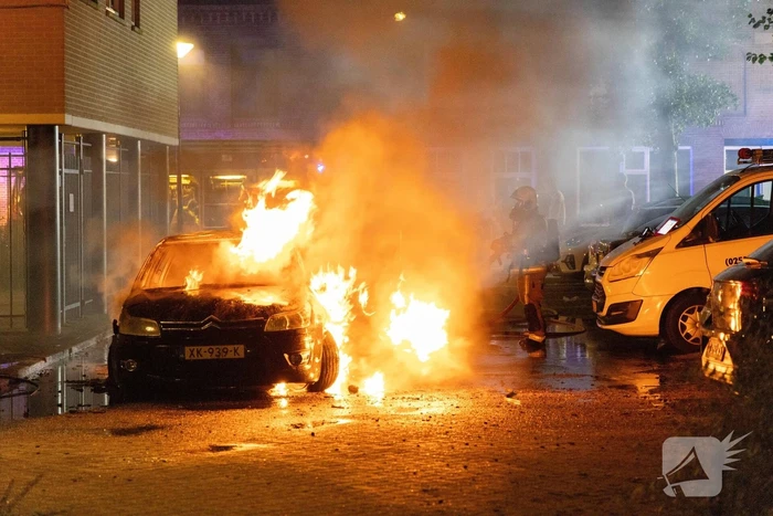 Brand verwoest auto en beschadigt appartementencomplex