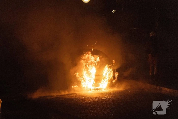 Brand verwoest auto en beschadigt appartementencomplex