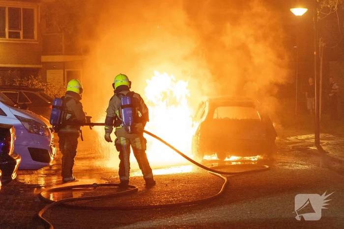 Brand verwoest auto en beschadigt appartementencomplex
