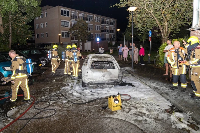 Brand verwoest auto en beschadigt appartementencomplex