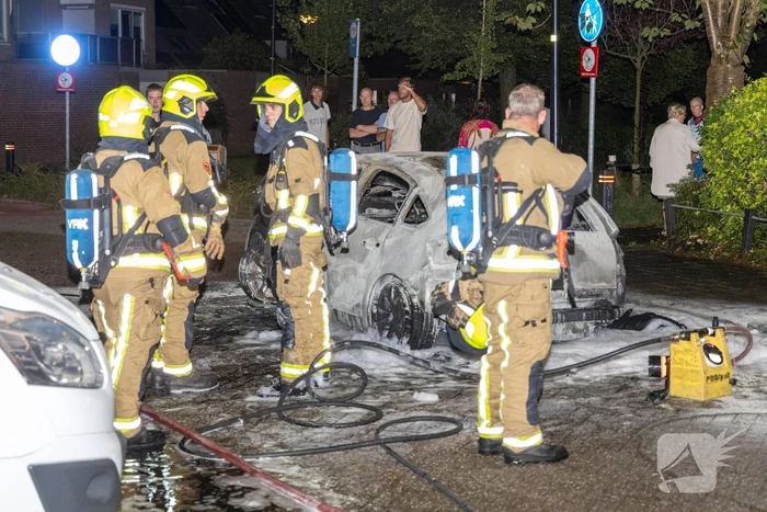 Brand verwoest auto en beschadigt appartementencomplex