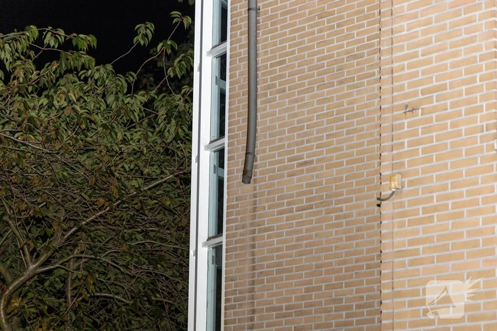 Brand verwoest auto en beschadigt appartementencomplex