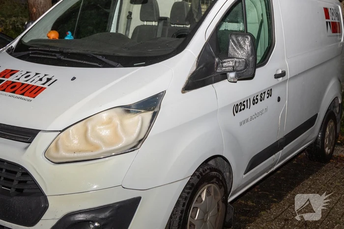 Brand verwoest auto en beschadigt appartementencomplex