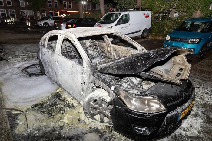 Brand verwoest auto en beschadigt appartementencomplex