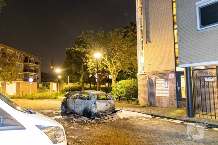 Brand verwoest auto en beschadigt appartementencomplex