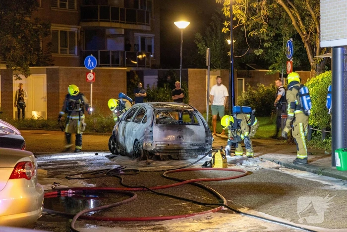 Brand verwoest auto en beschadigt appartementencomplex