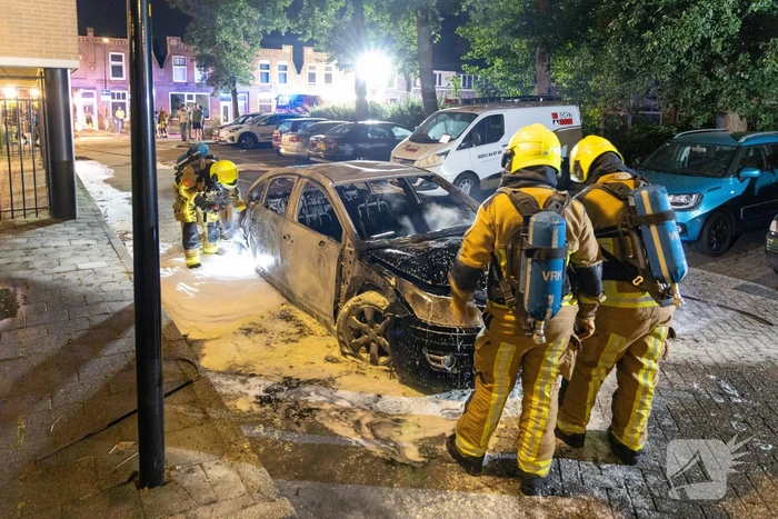 Brand verwoest auto en beschadigt appartementencomplex