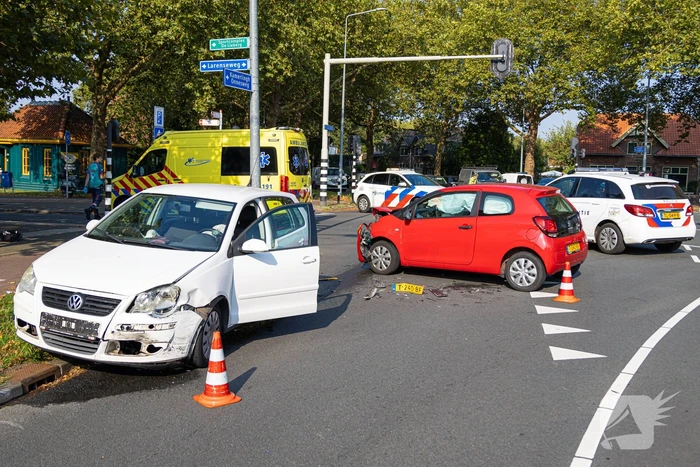 Bestuurder gewond bij aanrijding, politie regelt verkeer