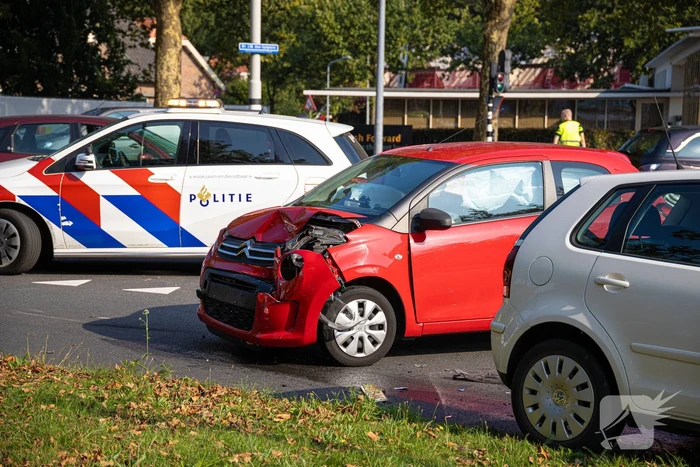 Bestuurder gewond bij aanrijding, politie regelt verkeer
