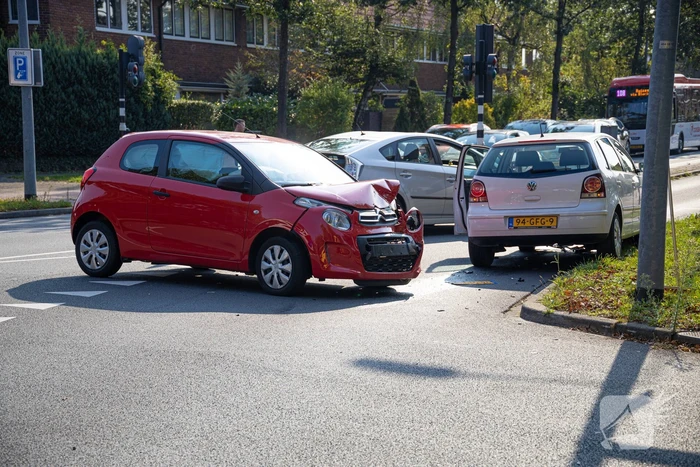 Bestuurder gewond bij aanrijding, politie regelt verkeer