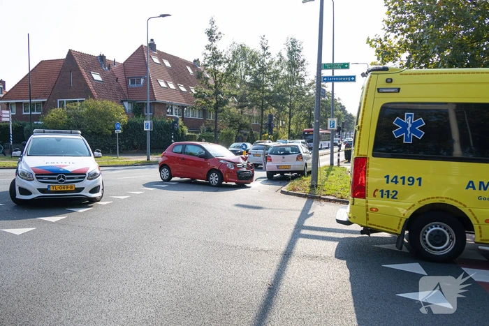 Bestuurder gewond bij aanrijding, politie regelt verkeer