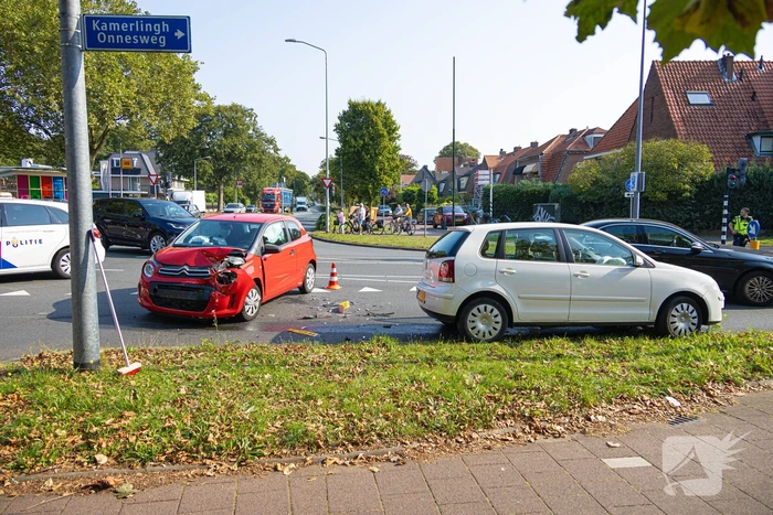 Bestuurder gewond bij aanrijding, politie regelt verkeer