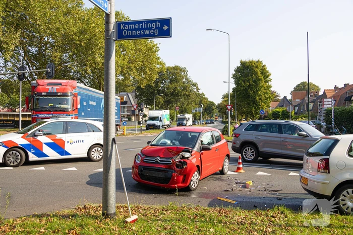 Bestuurder gewond bij aanrijding, politie regelt verkeer
