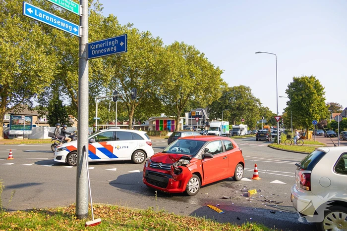 Bestuurder gewond bij aanrijding, politie regelt verkeer