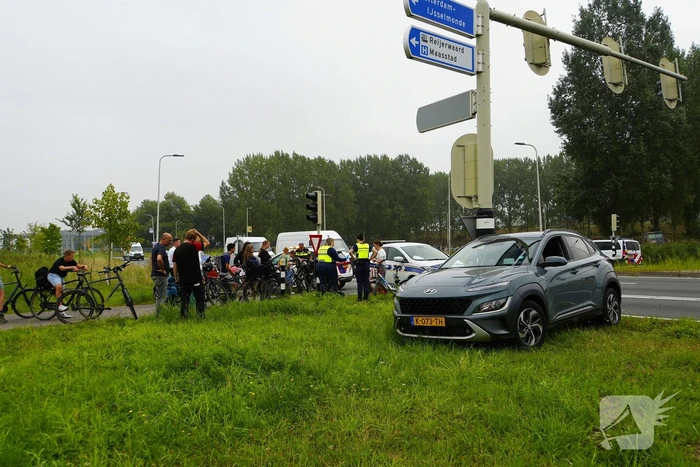 Fietser rijdt door rood en wordt aangereden door personenauto