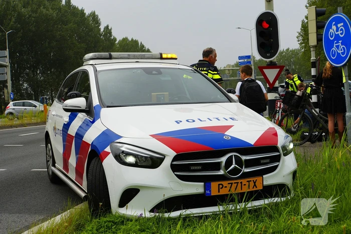 Fietser rijdt door rood en wordt aangereden door personenauto