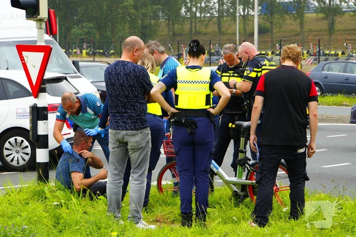 Fietser rijdt door rood en wordt aangereden door personenauto