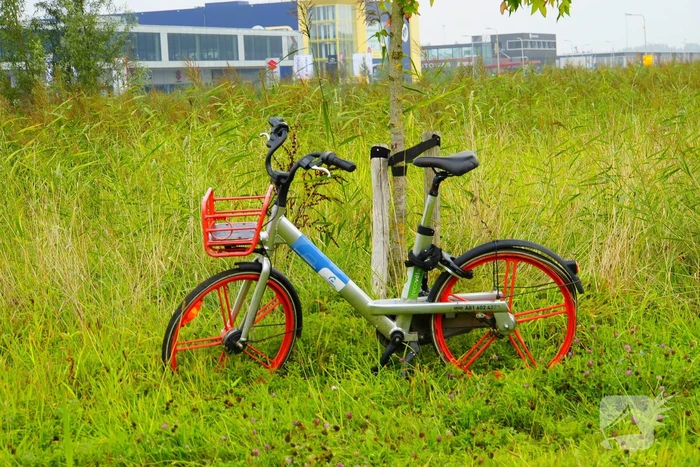 Fietser rijdt door rood en wordt aangereden door personenauto