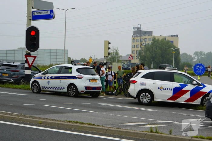 Fietser rijdt door rood en wordt aangereden door personenauto