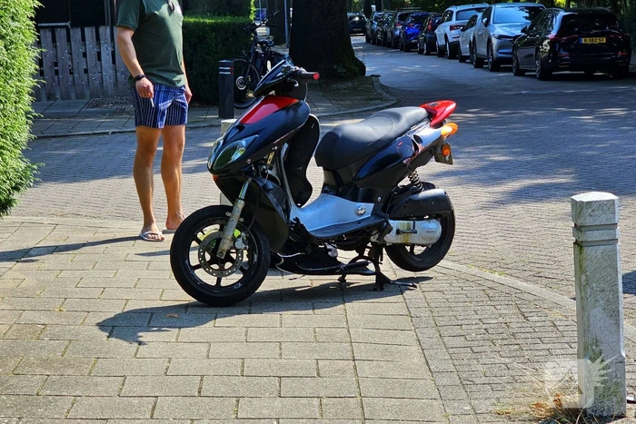 Scooterrijder en automobilist botsen op kruising