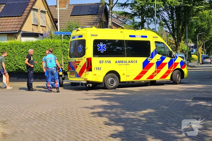 Scooterrijder en automobilist botsen op kruising