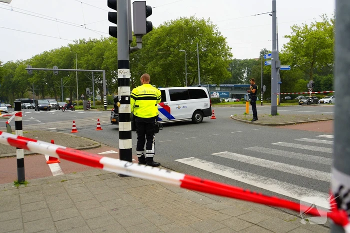 Personenauto rijdt door na veroorzaken verkeersongeval met scootmobiel