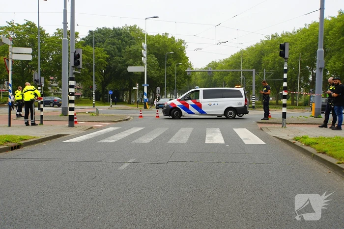 Personenauto rijdt door na veroorzaken verkeersongeval met scootmobiel
