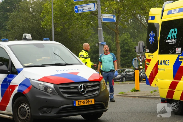 Personenauto rijdt door na veroorzaken verkeersongeval met scootmobiel