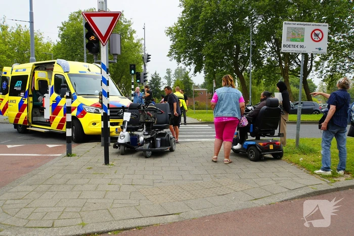 Personenauto rijdt door na veroorzaken verkeersongeval met scootmobiel