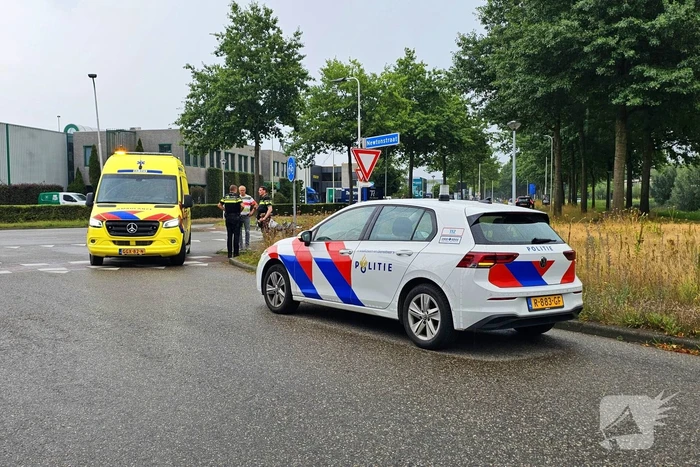 Motorrijder glijdt uit en komt ten val