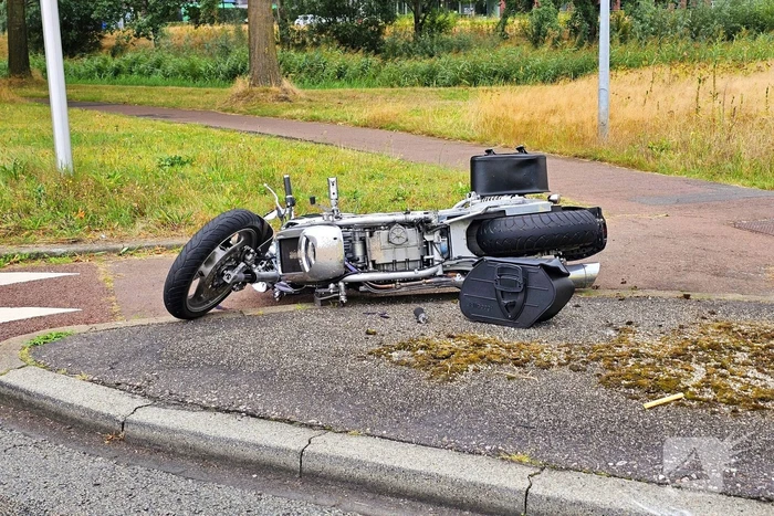 Motorrijder glijdt uit en komt ten val
