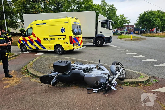 Motorrijder glijdt uit en komt ten val