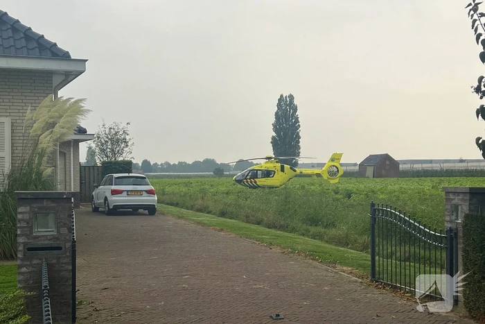 Traumahelikopter landt persoon in machine