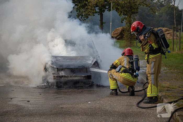Personenwagen verwoest door brand